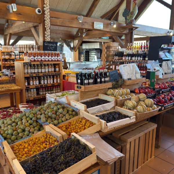 Marché coloré avec fruits frais.